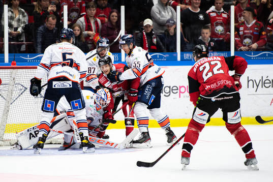 Malmö Redhawks Johan Olofsson framför Växjös målvakt