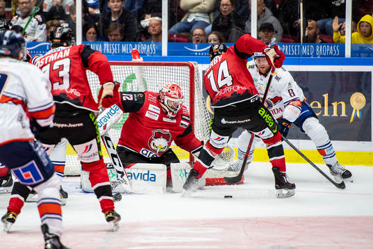 Växjös Ludvig Claesson oroar framför Malmö Redhawks