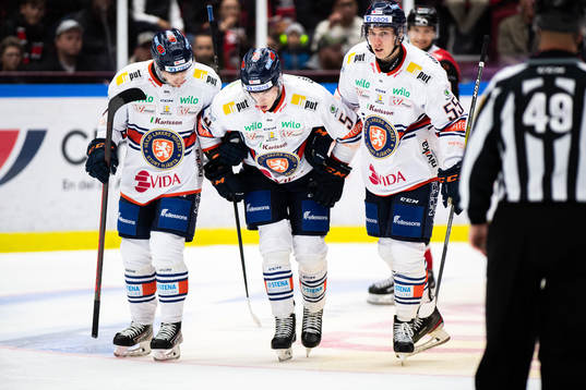Växjös Juuso Vainio  får hjälp av isen