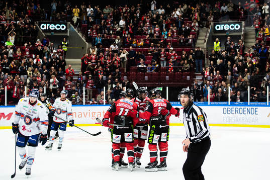 Malmö Redhawks Lance Bouma jublar med lagkamrater