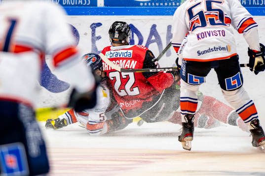 Växjös Juuso Vainio och Malmö Redhawks Lars Bryggman i