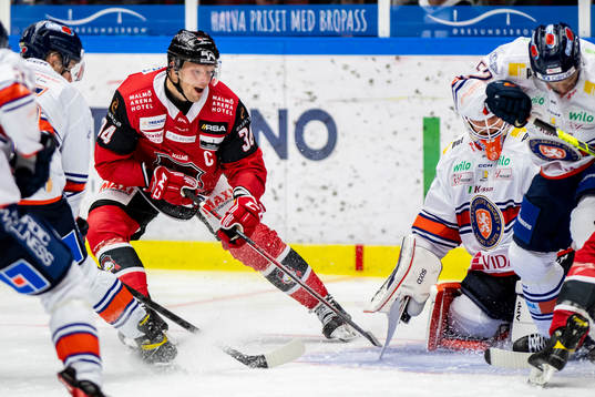 Malmö Redhawks Carl Söderberg oroar framför Växjös