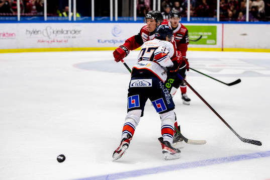 Växjös Glenn Gustafsson talar Malmö Redhawks Emil