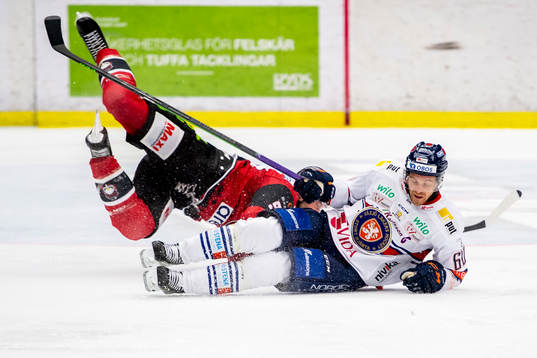 Malmö Redhawks Carl Persson blir tacklad av Växjös Erik
