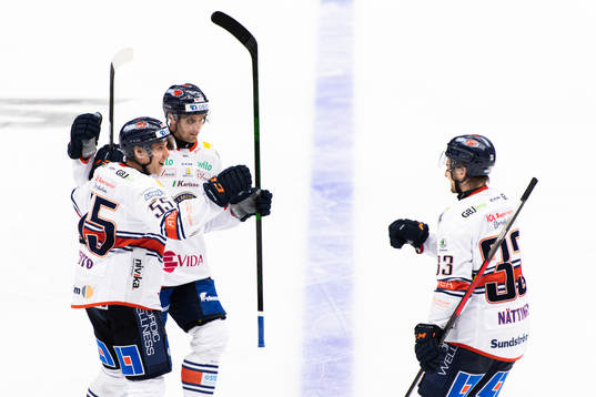 Växjös Miika Koivisto jublar med lagkamrater