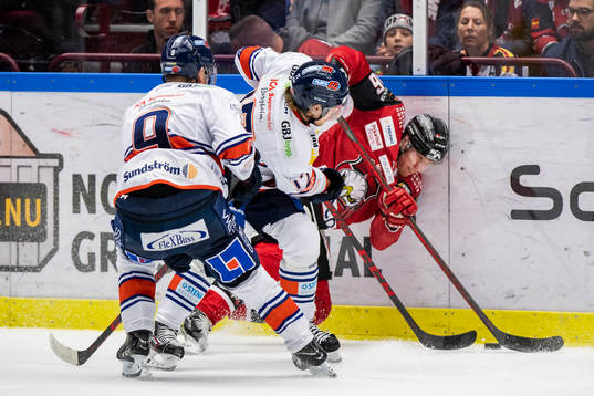 Växjös Emil Forslund  och Malmö Redhawks Matias Lassen