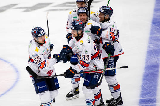 Växjös Juuso Vainio jublar