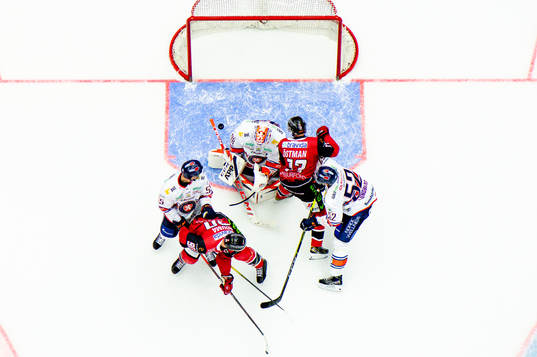 Malmö Redhawks Kalle Östman och Lance Bouma framför