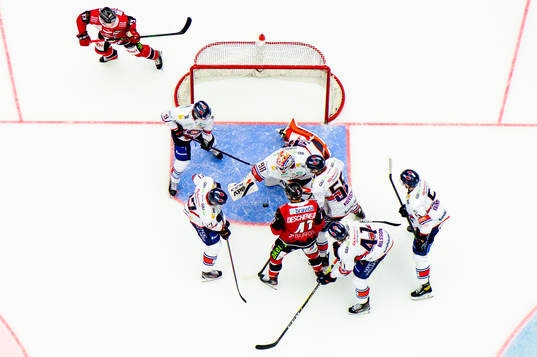 Malmö Redhawks Jaedon Descheneau oroar framför Växjös