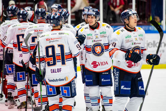 Växjös Miika Koivisto jublar men lagkamrater
