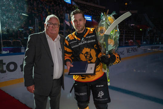 Skellefteås Oscar Möller tar emot pris som Rinkens