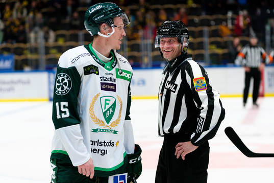 Färjestads Gustav Rydahl och linjedomare Jan Sandström