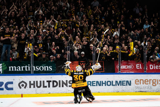 Skellefteås målvakt Gustaf Lindvall jublar mot supportar