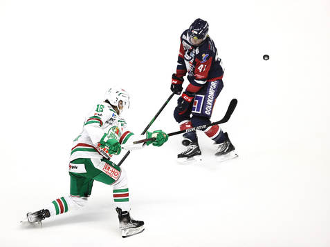 Linköpings Broc Little täcker skott av Rögles Lucas