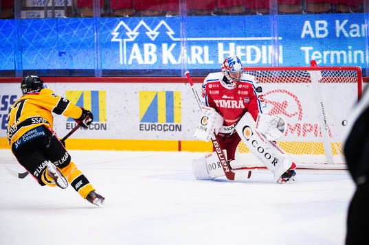 Luleås Linus Omark gör 1-1 bakom Timrås målvakt Sami