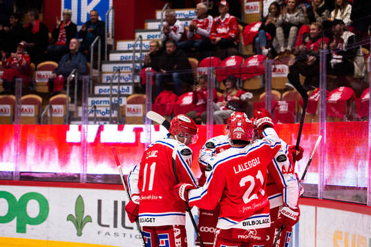 Timrås Jacob Blomqvist jublar med lagkamrat