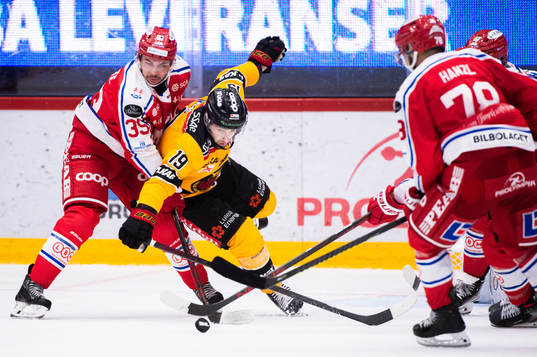 Timrås Ty Rattie och Luleås Konstantin Komarek