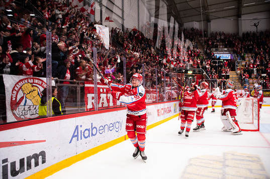 Timrås Jens Lööke jublar med supportrar