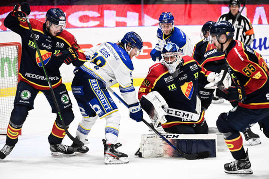 Leksands Justin Kloos och Djurgårdens målvakt Mantas