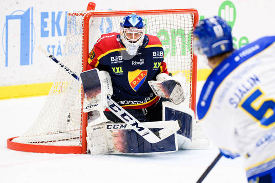 Leksands Calle Själin provar skott mot Djurgårdens
