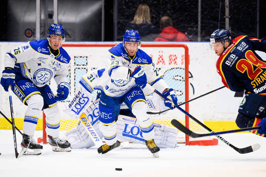 Leksands Patrik Norén och Mikael Ruohomaa försvarar mot