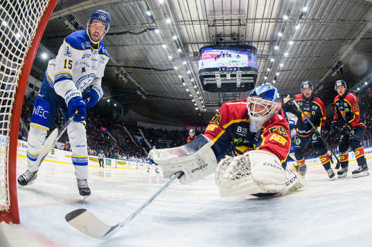 Leksands Max Veronneau gör 1-2 bakom Djurgårdens målvakt