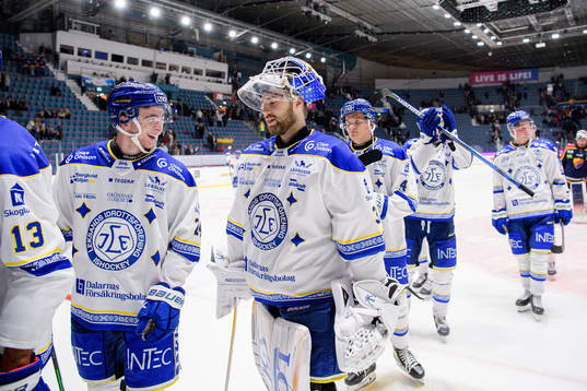 Leksands Isak Rosén  och målvakt Kasimir Kaskisuo jublar