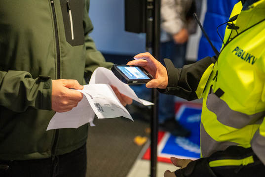 Biljetter scannas av publikvärdar