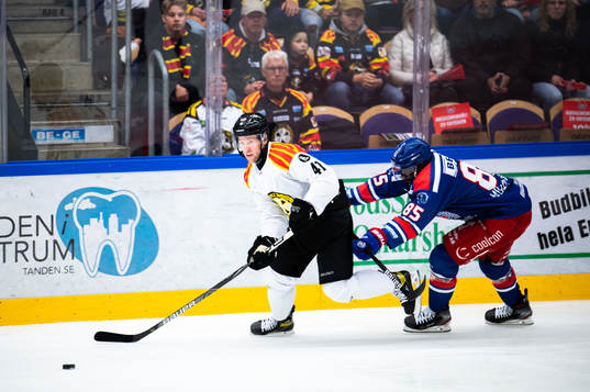 Brynäs Greg Scott och Oskarshamns Daniel Muzito Bagenda