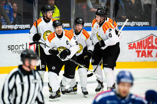 Brynäs Anton Rödin jublar med lagkamrater
