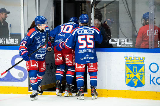Oskarshamns Dale Weise får hjälp av isen