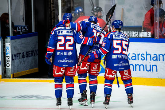Oskarshamns Dale Weise får hjälp av isen