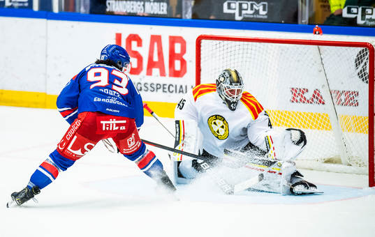Oskarshamns Cameron Brace och Brynäs målvakt Viktor