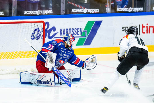 Oskarshamns målvakt Joe Cannata och Brynäs Noel Gunler