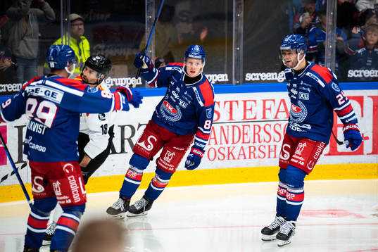Oskarshamns Kim Rosdahl jublar med lagkamrater