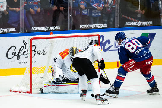 Oskarshamns Tomas Zohorna gör 5-2 bakom Brynäs målvakt