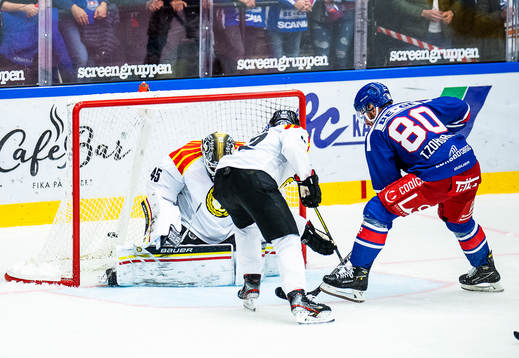Oskarshamns Tomas Zohorna gör 5-2 bakom Brynäs målvakt
