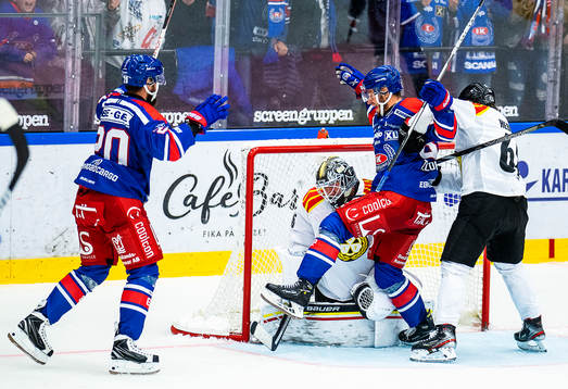 Oskarshamns Tomas Zohorna gör 5-2 bakom Brynäs målvakt