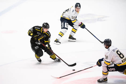s Marcus Ahlzén mot HV71:s Fredrik Forsberg och Alexander