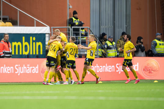 Elfsborgs Jeppe Møldrup Okkels (skymd) jublar med