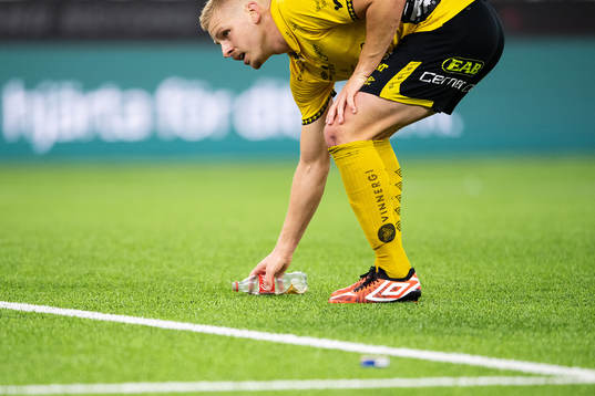 Elfsborgs Per Frick flyttar på en inkastad flaska