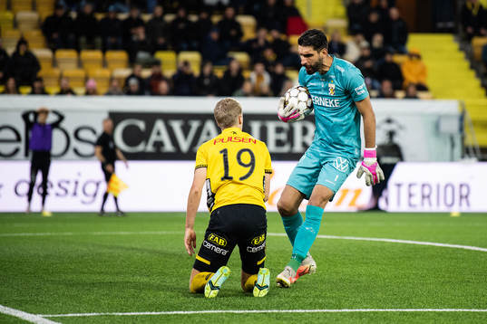 IFK Göteborgs målvakt Giannis Anestis reagerar mot