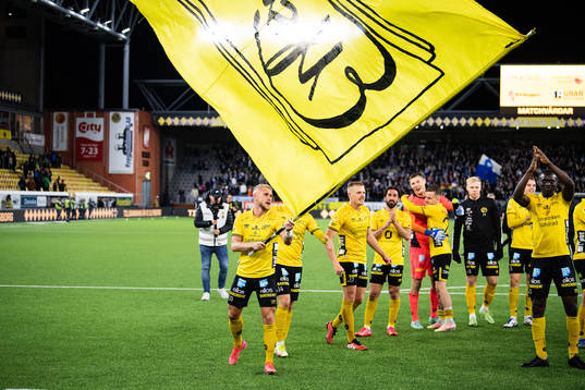 Elfsborgs Simon Strand med lagkamrater jublar