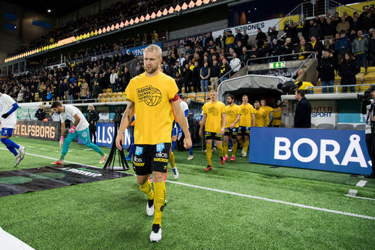Elfsborgs Johan Larsson iklädd tröja med texten ”Rädda