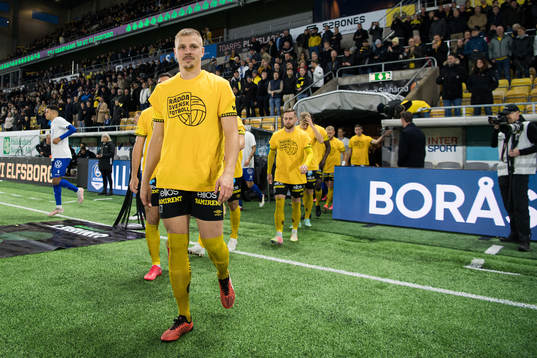 Elfsborgs Per Frick iklädd tröja med texten ”Rädda