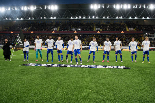 IFK Göteborgs spelare iklädda tröjor med texten