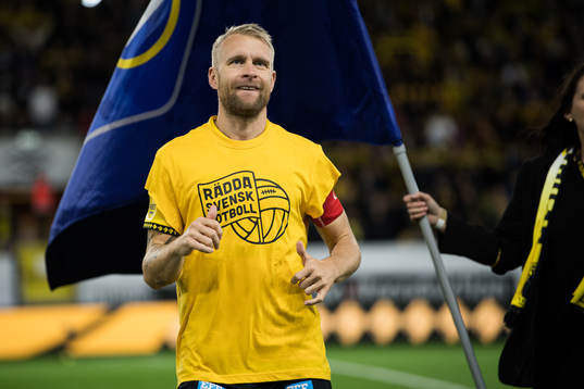 Elfsborgs Johan Larsson iklädd tröjo med texten ”Rädda