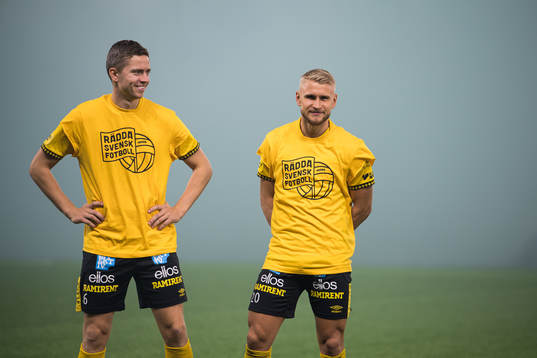 Elfsborgs André Rømer och Simon Strand iklädda tröjor