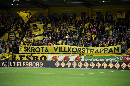 Elfsborgs supportrar med banderoll ”Skrota