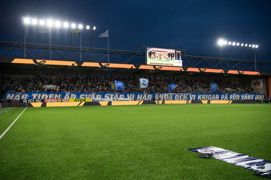 IFK Göteborgs supportrar med banderoll ”När tiden är